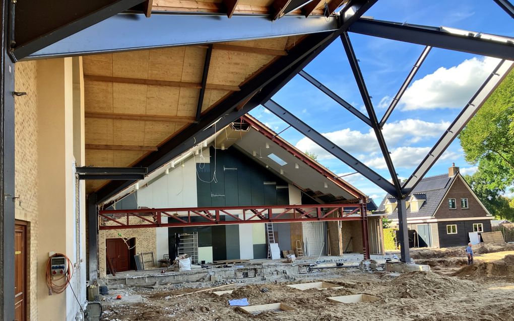 Sloop kerkgebouw gereformeerde gemeente De Valk-Wekerom in volle gang