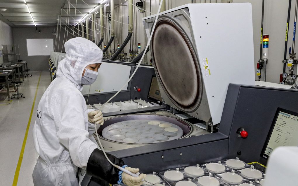 Een medewerkster in een chipfabriek in Huai’an in het oosten van China. China exporteert tegenwoordig ook halfgeleiders. beeld AFP 