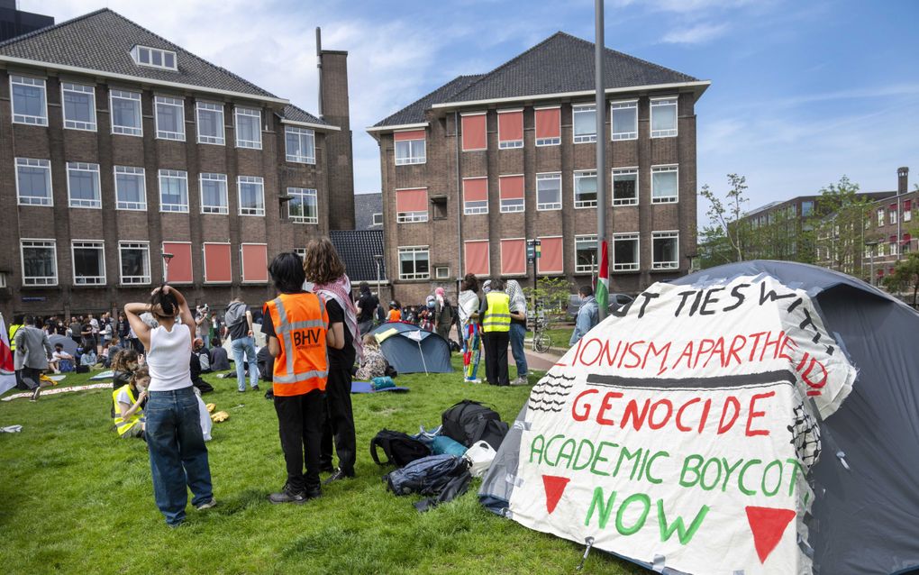 Pro-Palestijnse studenten demonstreren op het Roeterseiland in Amsterdam. Ze eisen dat de Universiteit van Amsterdam alle banden met Israël verbreekt. beeld ANP, Evert Elzinga