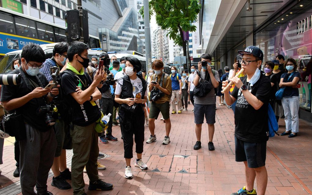 Een man in Hong Kong speelt het protestied ”Glory to Hong Kong”. Het lied is nu verboden. beeld AFP, Jayne Russell 