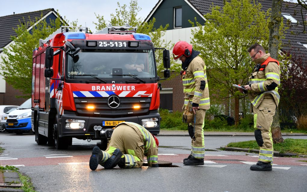 De brandweer inspecteert een riool in een woonwijk. beeld ANP, As Media