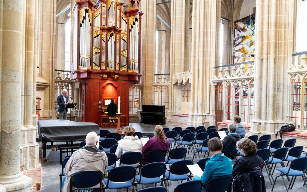 Ochtendgebed in de Bovenkerk in Kampen. Links voorin staat ds. Sjoerd van der Velde. beeld RD, Anton Dommerholt