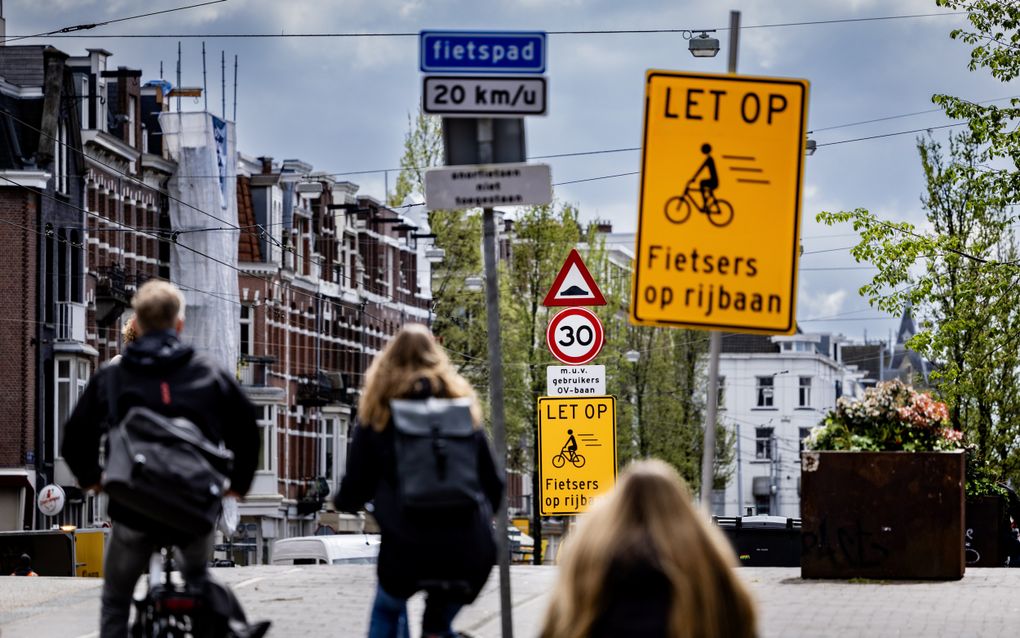 In autoluwe stadscentra gebeuren ook ongelukken met fietsers. Niet zelden omdat ze daar met gevaarlijk hoge snelheden rijden. beeld ANP, Ramon van Flymen