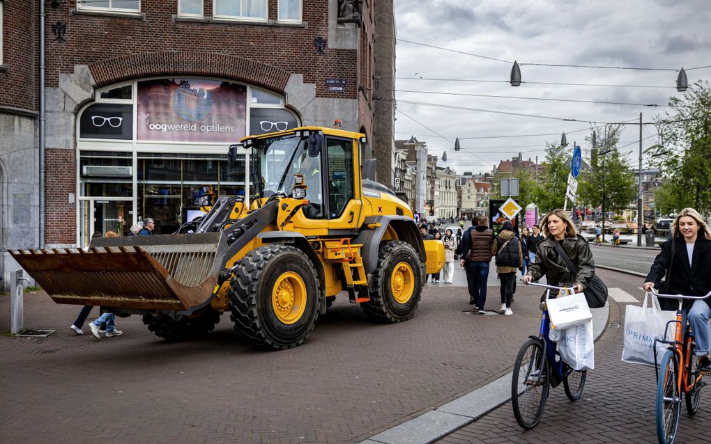 Een shovel staat klaar om in te grijpen. beeld ANP, Ramon van Flymen