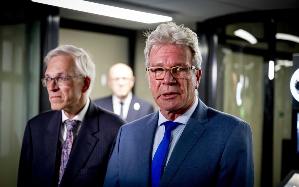 Informateurs Richard van Zwol en Elbert Dijkgraaf na afloop van de formatiegesprekken. De partijen moeten het deze week eens worden over een hoofdlijnenakkoord. Dit akkoord moet er op 15 mei liggen. beeld ANP ROBIN UTRECHT