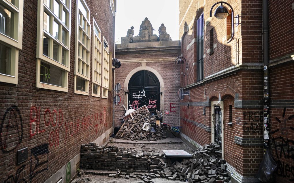 Het Binnengasthuisterrein een dag na de demonstraties. beeld ANP, Ramon van Flymen