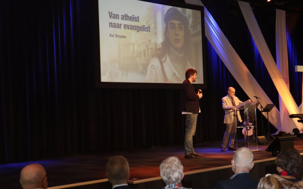 ”Van atheïst naar evangelist” luidde het thema waarover de Joodse evangelist Avi Snyder donderdag sprak. beeld Huig de Koning