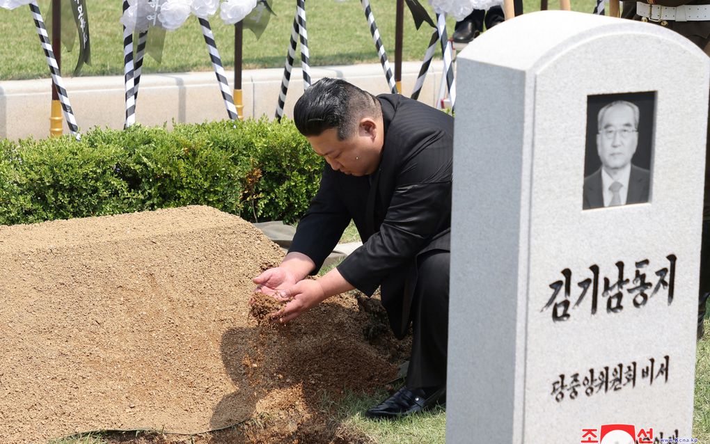 De Noord-Koreaanse leider Kim Jong Un donderdag bij het graf van Kim Ki-nam, de voormalige secretaris van het Centraal Comité van de Arbeiderspartij van Korea. beeld KCNA