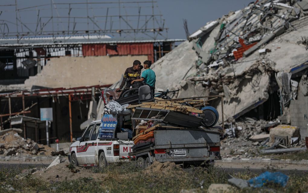 Ontheemde Palestijnen vertrekken met hun bezittingen uit Rafah na een evacuatiebevel uitgevaardigd door het Israëlische leger. beeld EPA, Mohammed Saber 