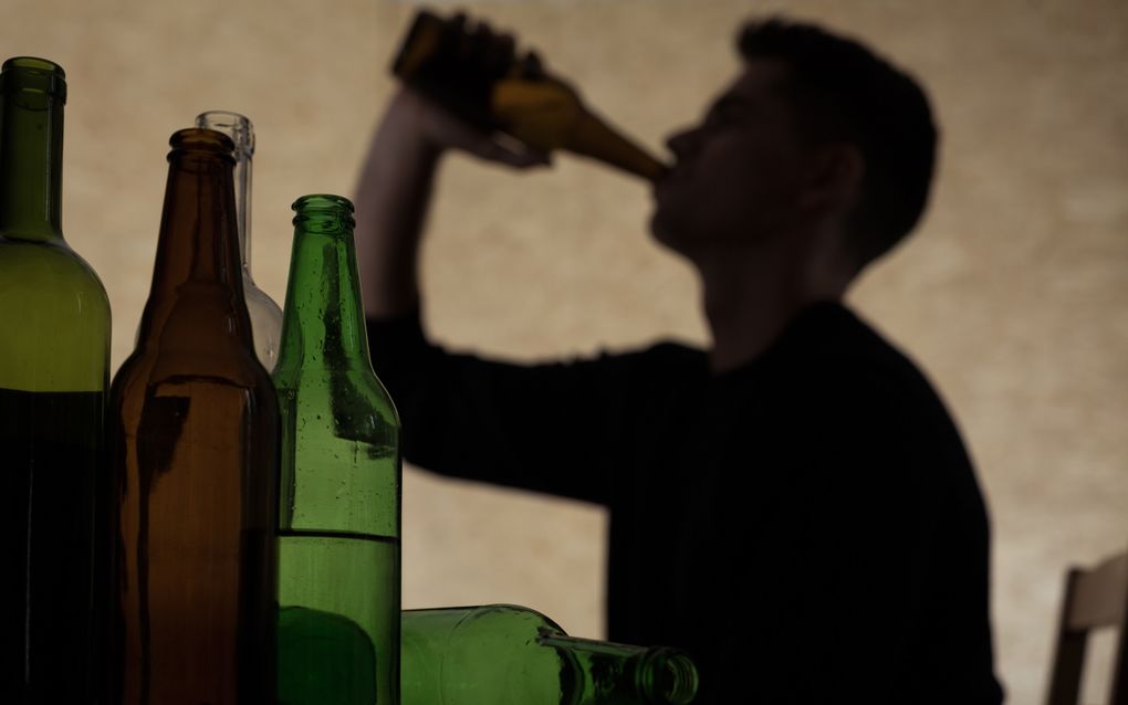 Een drinkende tiener. beeld iStock