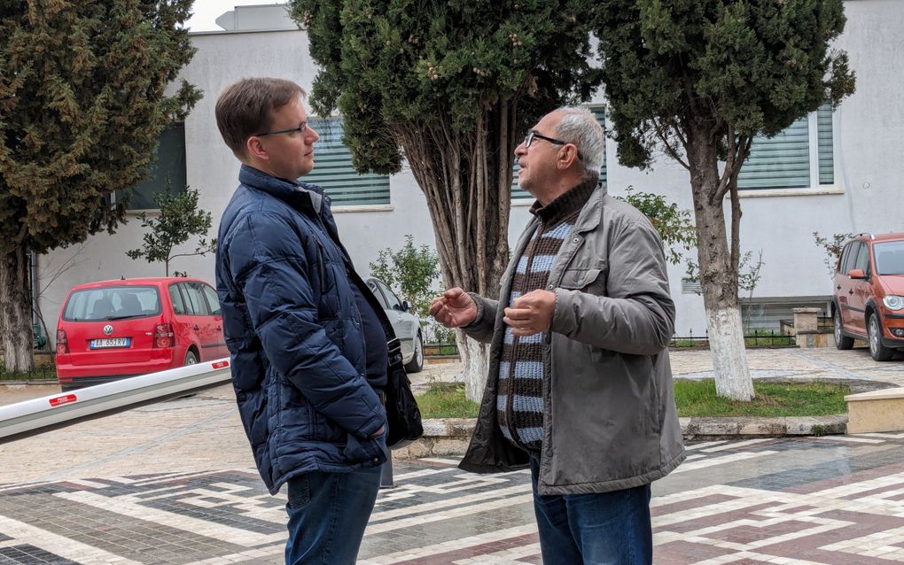 Zendingswerk in de kern: een gesprek van hart tot hart. Evangelist Pieter van Ojen (l.) spreekt met een Bektashi-man bij het hoofdkwartier van deze mystieke islamitische orde in de Albanese hoofdstad Tirhana. beeld Zending Gereformeerde Gemeenten