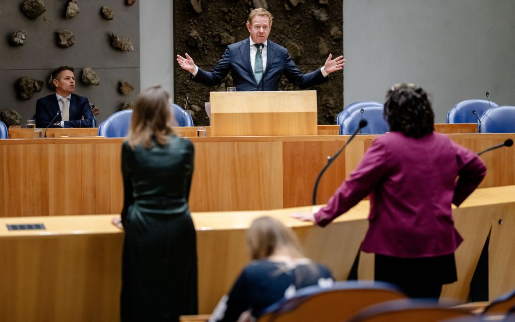 Kamer verontwaardigd over handel in afperspakketjes met naaktfoto’s