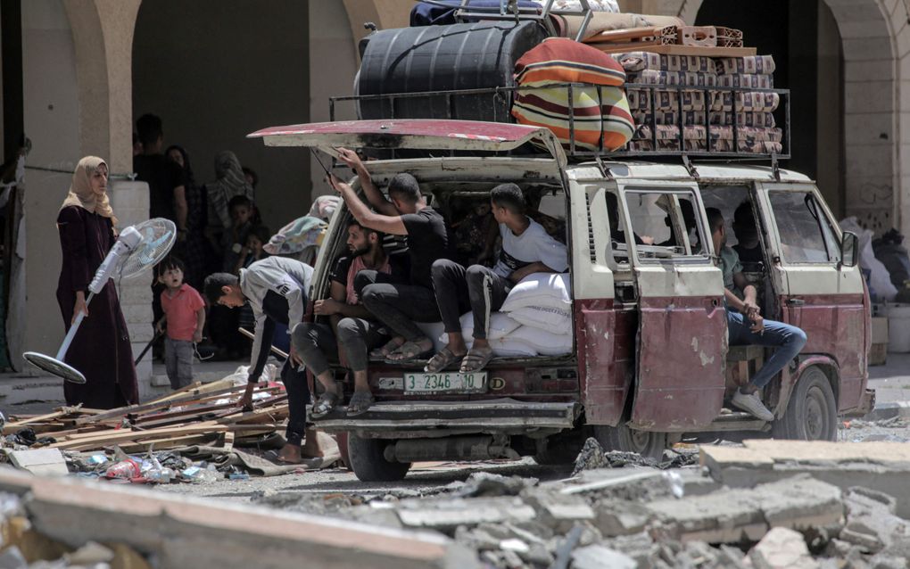 Palestijnen vluchten uit Rafah. beeld AFP