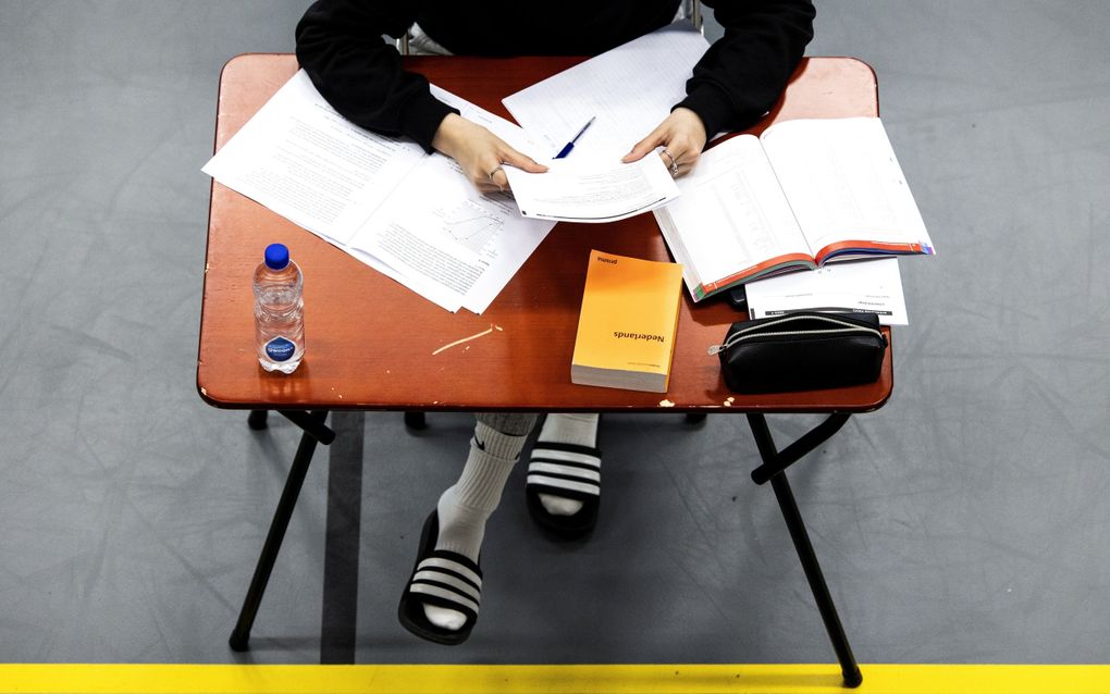 De examens gaan van start. Duizenden leerlingen bijten dinsdag het spits af. beeld ANP, Ramon van Flymen