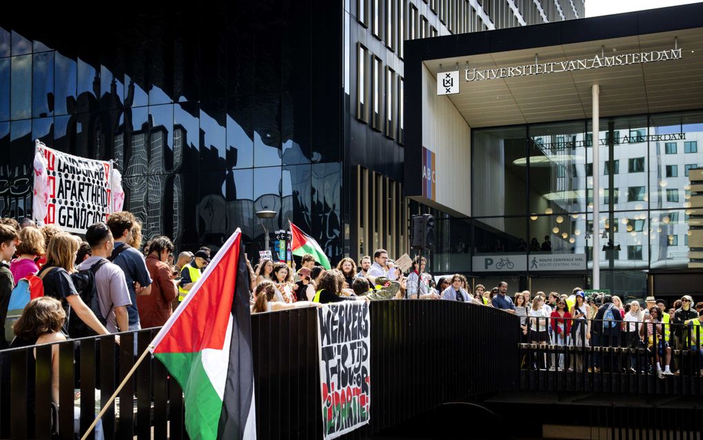 Docenten van de Universiteit van Amsterdam houden maandag een walk-out op het Roeterseilandcampus, waar de politie een studentenprotest opbrak. beeld ANP, RAMON VAN FLYMEN