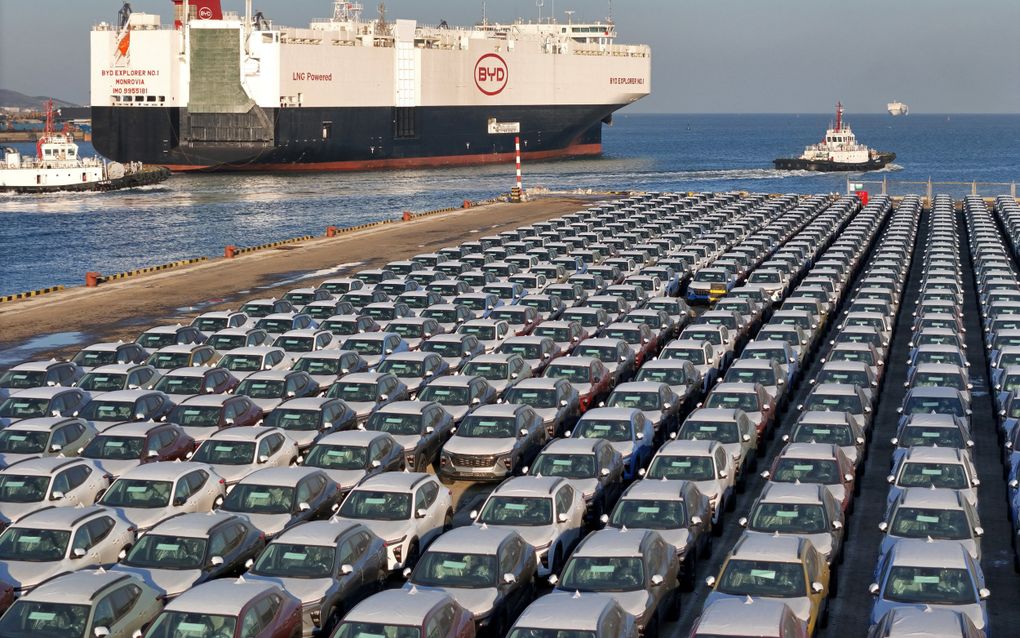 Op de kade van het Chinese Yantai wachten duizenden e-auto’s van het merk BYD op zeetransport naar Europa. beeld AFP