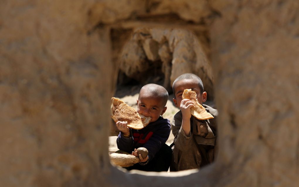 Minstens 300 mensen zijn omgekomen als gevolg van zware overstromingen in de provincie Baghlan in het noorden van Afghanistan. Getroffenen krijgen brood uitgedeeld. beeld EPA, Samiullah Popal