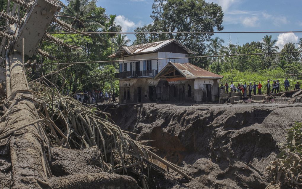 Een beschadigd huis in de Indonesische plaats Tanah Datar. Tientallen mensen kwamen om door modderstromen na hevige regenval. beeld EPA, Givo Alputra  