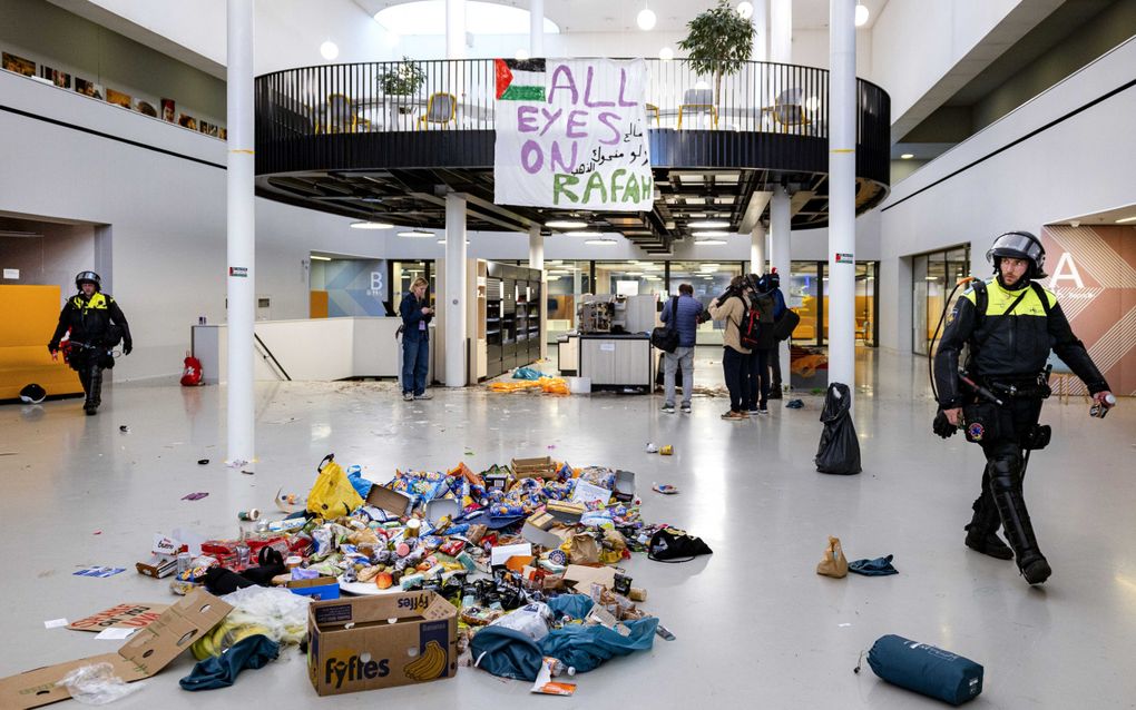 Vernielingen en troep in een pand van de Universiteit van Amsterdam. beeld ANP, Ramon van Flymen