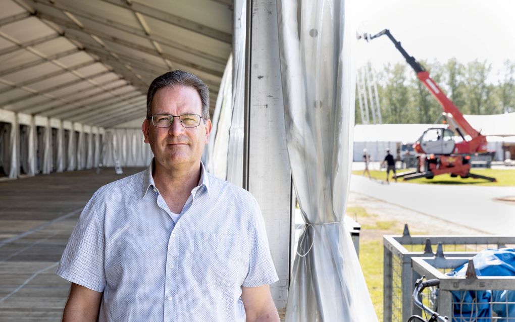 Ruben Flach op het terrein van de Pinksterconferentie, die vanaf vrijdag tot maandag in Biddinghuizen plaatsvindt. „Ik gun leiders dat ze een cirkel van verantwoording om zich heen creëren.” beeld RD, Anton Dommerholt