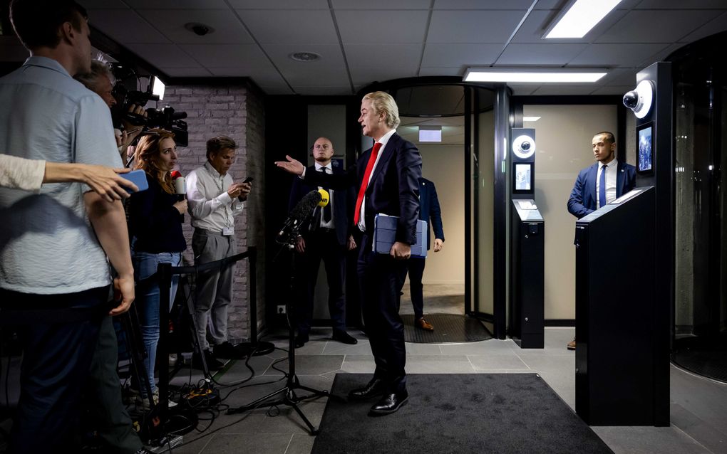 Geert Wilders (PVV) staat in nacht van dinsdag op woensdag na afloop van de formatiegesprekken de pers te woord. beeld ANP, Robin van Lonkhuijsen