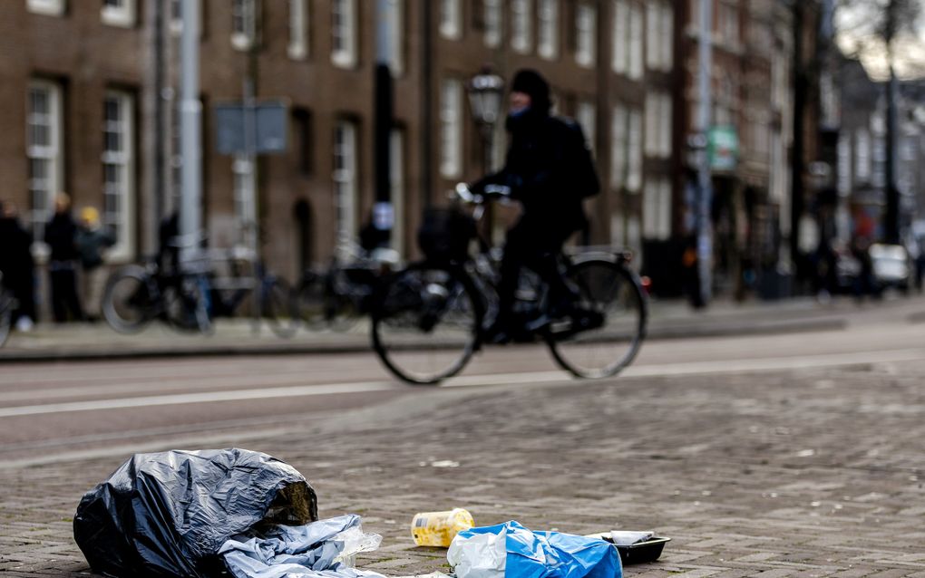 Afval op straat. VVD-raadslid Malkis Jajan wil met torenhoge boetes voor zwerfafval bereiken dat zijn stad Enschede „de schoonste van Europa” wordt. beeld ANP, Remko de Waal