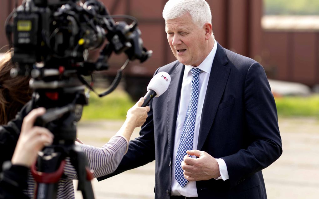 Chris van Dam, voorzitter van de Onderzoekraad voor Veiligheid (OVV) staat de pers te woord. De OVV  presenteerde woensdagmorgen zijn rapport over het treinongeval in Voorschoten van 4 april vorig jaar. In de vroege ochtend botsten een goederentrein en vervolgens een passagierstrein op een spoorkraan en de brokstukken ervan. beeld ANP, Sander Koning