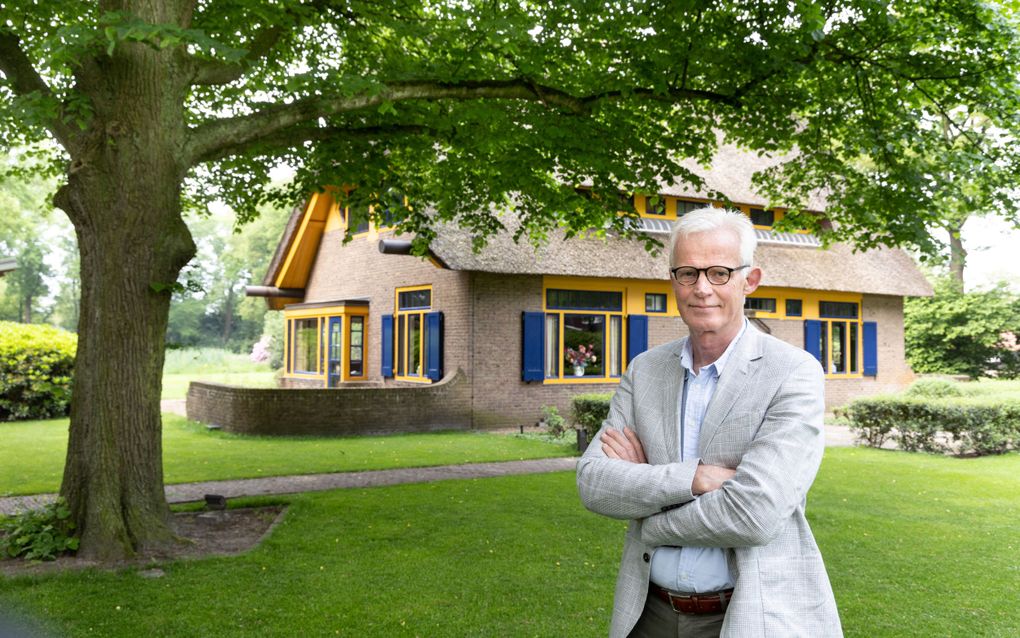 Dr. Kees Boele op een historische plek: bij het voormalige woonhuis van ds. Oepke Noordmans en zijn gezin in Lunteren. beeld RD, Anton Dommerholt