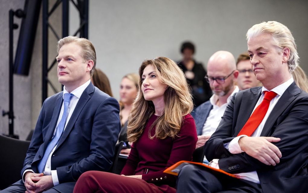 Pieter Omtzigt (NSC), Dilan Yesilgoz (VVD) en Geert Wilders (PVV) tijdens de presentatie van het hoofdlijnenakkoord. beeld ANP, Koen van Weel