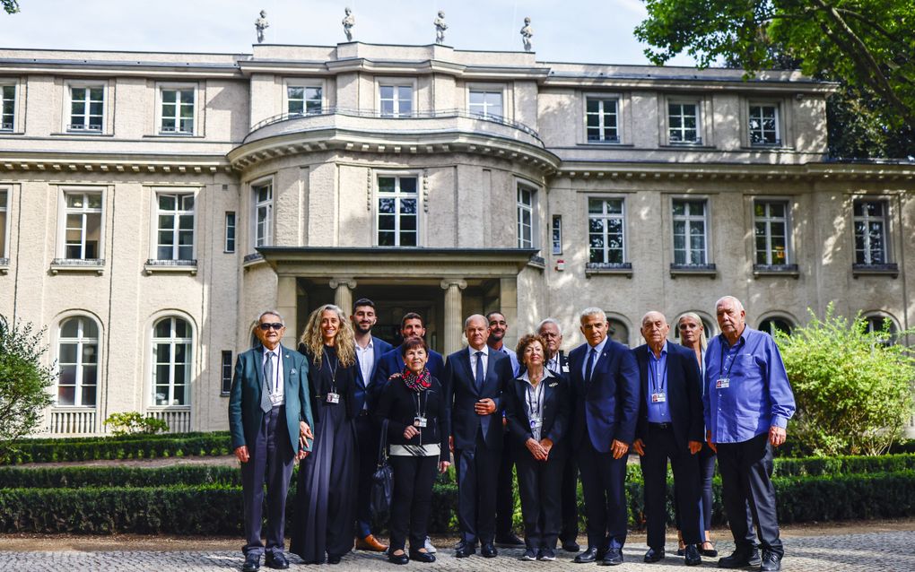 Op 20 januari 1942 bespraken de nazi’s in een villa aan de Wannsee de moord op 11 miljoen Joden. Foto: de Duitse bondskanselier Scholz en de Israëlische premier Lapid poseren in september 2022 met overlevenden van de Holocaust voor de beruchte villa. beeld EPA, Hannibal Hanschke