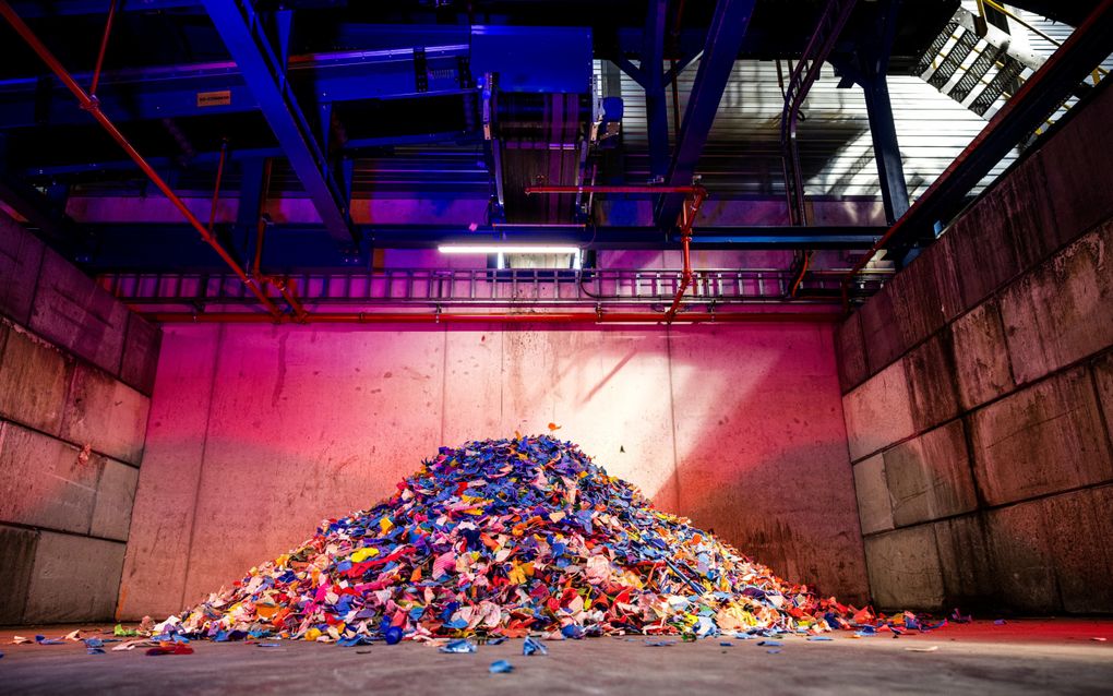  „Het streven naar een kringloopeconomie is geen sinecure. Hergebruik of recycling van producten is aanzienlijk complexer dan ze simpelweg naar de afvalberg verwijzen en levert (nog) nauwelijks winst op.” Foto: kunststofsorteerinstallatie van afvalverwerker Renewi. beeld ANP, Rob Engelaar