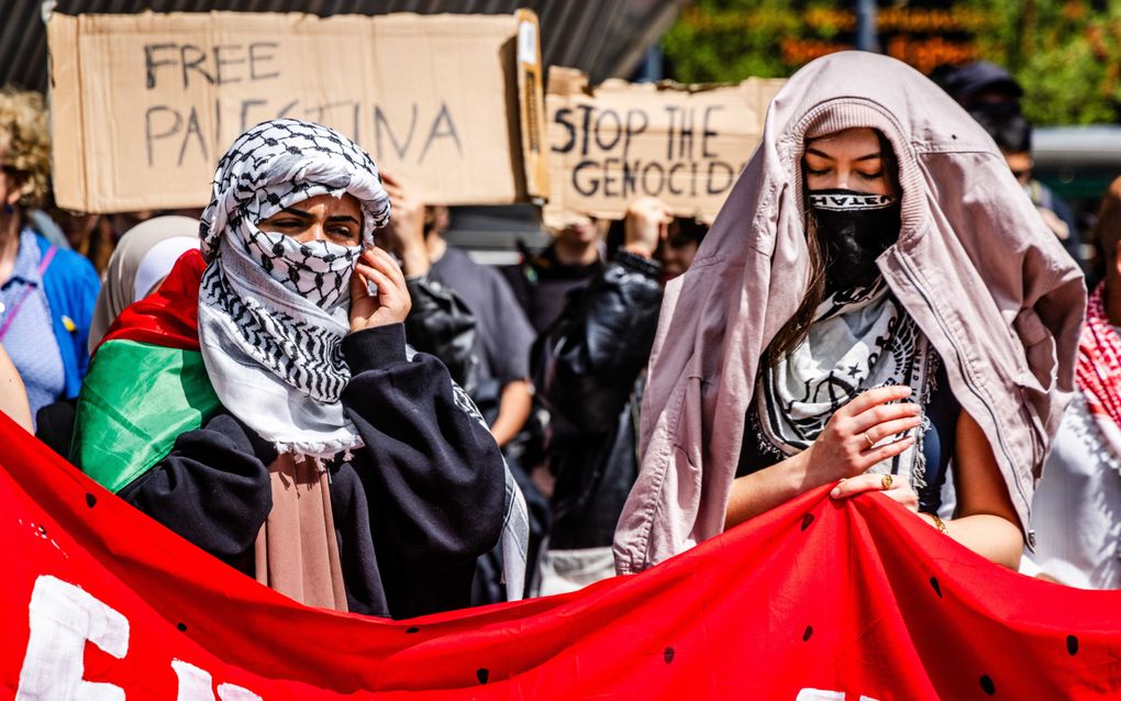 Pro-Palestijnse betogers op het plein voor Rotterdam Centraal. De betoging zou eigenlijk bij de Erasmus Universiteit worden gehouden, maar alle panden gingen uit voorzorg dicht. beeld ANP, Jeffrey Groeneweg