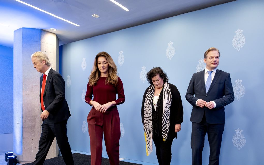 Geert Wilders (PVV), Dilan Yeşilgöz (VVD), Caroline van der Plas (BBB) en Pieter Omtzigt (NSC) tijdens de presentatie van het hoofdlijnenakkoord. beeld ANP, Koen van Weel