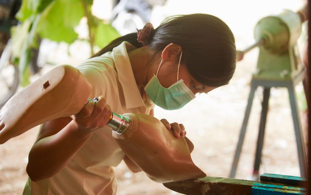 Prothesespecialiste Naw Zin Ma (29) werkt in Myanmar voor de Leprazending. Hier is ze in de stad Loikaw bezig met het pasklaar maken van een beenprothese.  beeld Jaco Klamer