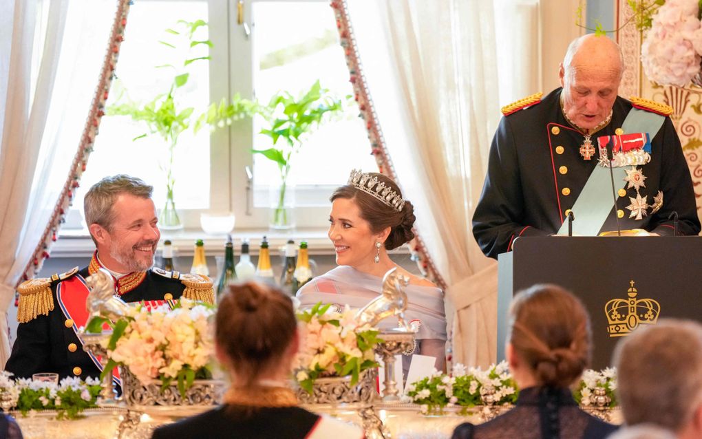 De Noorse koning Harald feliciteert zijn gasten tijdens het staatsbanket met hun twintigjarig huwelijksjubileum. beeld AFP, Heiko Junge