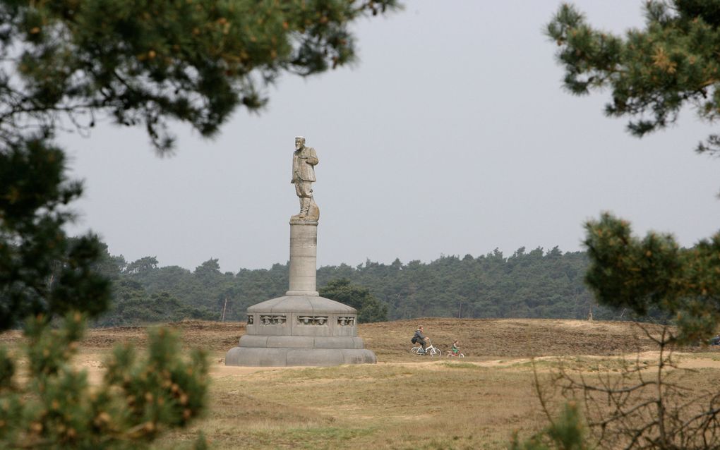 „Nu we de Veluwe eigenlijk alleen nog maar folkloristisch laten begrazen en het plaggen helemaal stilligt, zijn de heidevelden en zandverstuivingen gedoemd te verdwijnen.” beeld RD, Anton Dommerholt