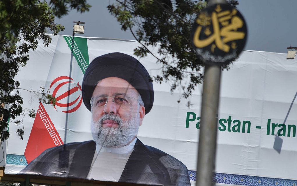 Een billboard met een foto van de Iraanse president Ebrahim Raisi in Karachi, Pakistan.  beeld EPA, Shahzaib Akber