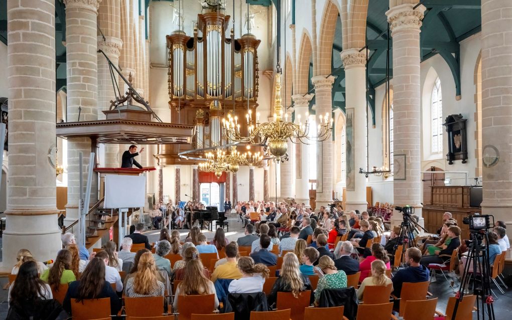 Het jaarlijkse Pinksterappel, maandag in de Grote Kerk in Weesp. Sprekers op de bijeenkomst, georganiseerd door de jeugdvereniging van de christelijke gereformeerde kerk in Ouderkerk aan de Amstel, waren ds. A.D. Fokkema (op de kansel) en ds. M. Klaassen. Thema was ”De Geest vanuit Galaten”. beeld Ruben Schipper Fotografie