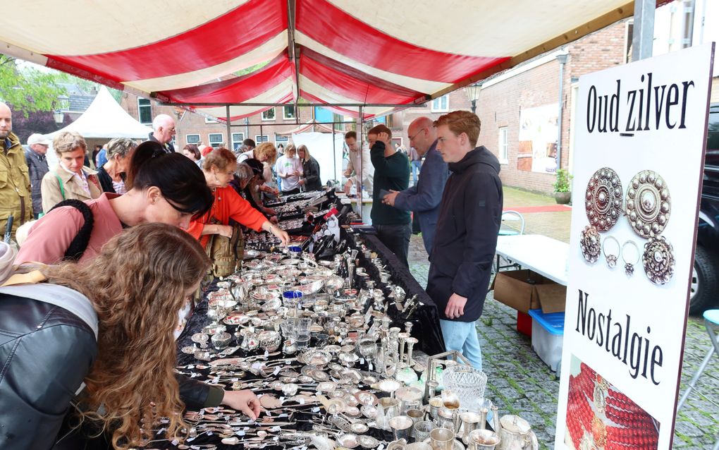 Vooral verkopers van vintagespullen deden maandag goede zaken op de Nationale Zilverdag in Schoonhoven. Het evenement trok zo’n 20.000 bezoekers uit binnen- en buitenland. beeld VidiPhoto