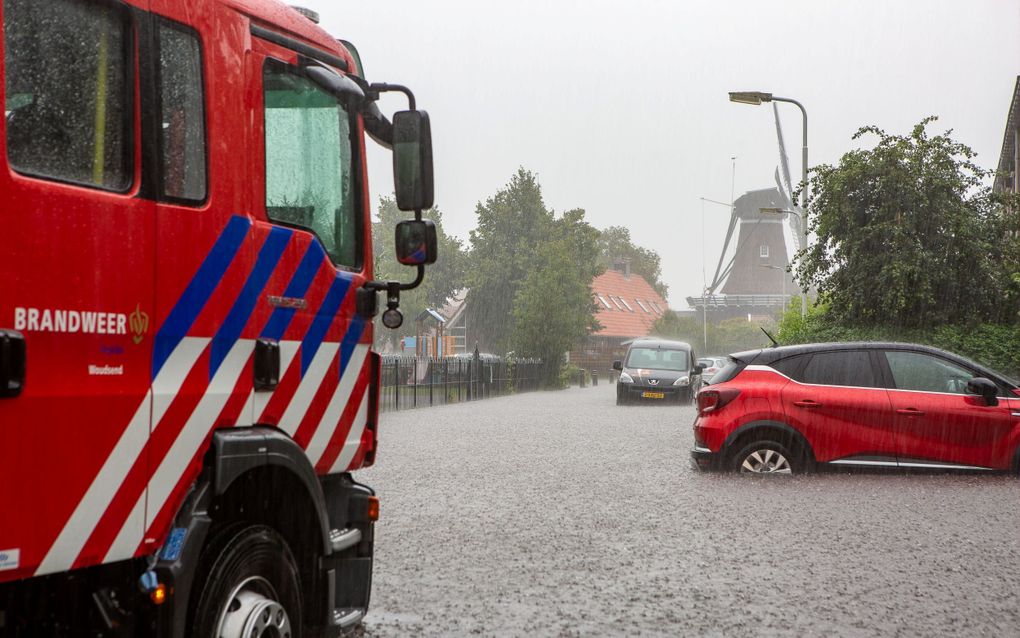 Eerder hadden Friese plaatsen ook al last van wateroverlast. Dit was de situatie twee jaar geleden  in het Friese Woudsend. beeld ANP, Camjo Media  