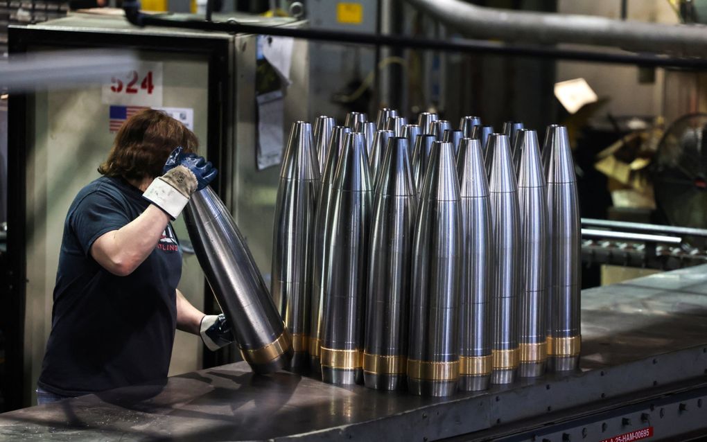 Een medewerker pakt een stalen huls voor een 155 mm-granaat in de Scranton Army Ammunition Plant (SCAAP) in Scranton, een stad in de Amerikaanse staat Pennsylvania. beeld AFP, Charly Triballeau