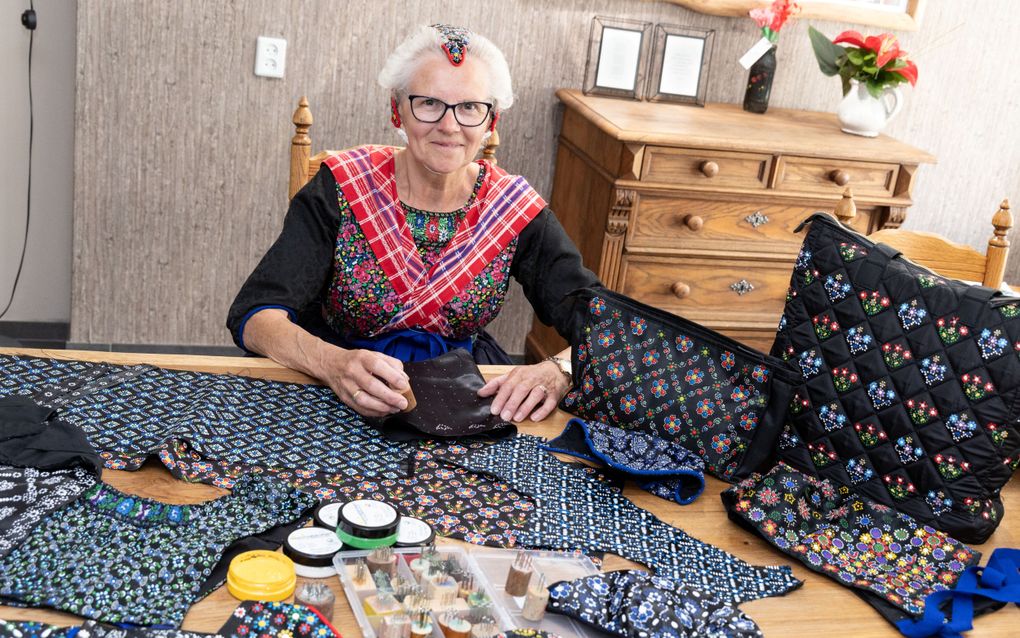 Margje Huls achter een tafel met de materialen voor Staphorster stipwerk. Ze begon aan deze hobby toen de kinderen het huis uitgingen. beeld RD, Anton Dommerholt