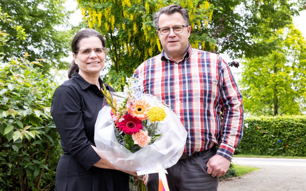 Stefan van Setten geeft een bloemetje aan zijn vrouw Bianca van Setten-Vermeer. beeld RD, Anton Dommerholt 