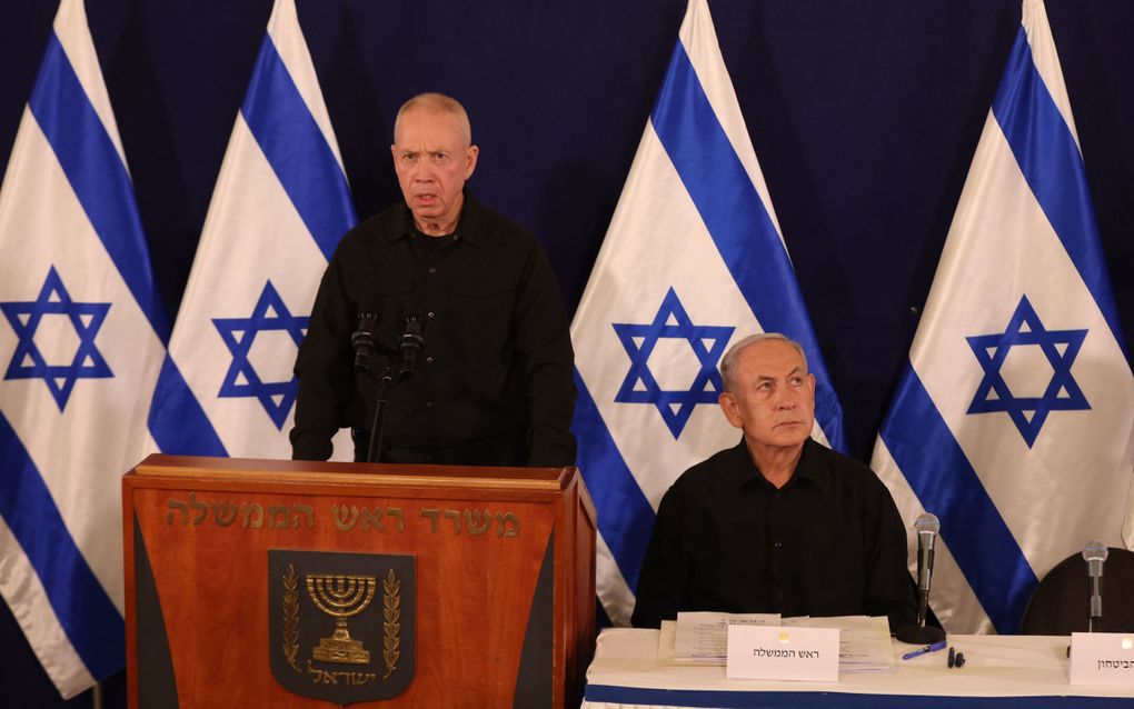 Karim Khan, de hoofdaanklager van het Internationaal Strafhof, zegt „gegronde redenen” te hebben om te geloven dat premier Benjamin Netanyahu en defensieminister Yoav Gallant zich schuldig hebben gemaakt aan oorlogsmisdaden en misdaden tegen de menselijkheid. beeld AFP, Abir Sultan