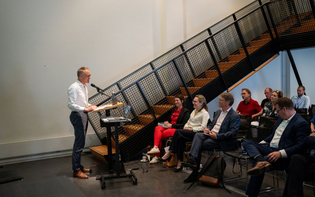 Dr. Kees van Ekris spreekt dinsdag in Utrecht bij de presentatie van de ”Canon van het Nederlandse protestantisme”. beeld beeld Hannah Kasteleijn / Protestantse Kerk in Nederland