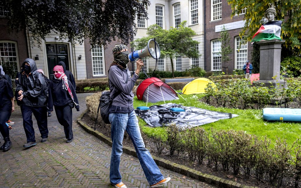 Pro-Palestijnse demonstranten hebben tenten opgezet in de binnentuin van een gebouw van de Universiteit van Amsterdam (UvA) aan de Oudemanhuispoort. Beeld ANP, Ramon van Flymen