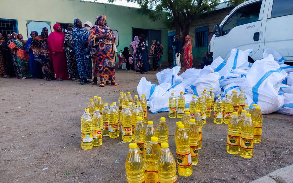 Voor oorlogsgeweld gevluchte vrouwen staan in de rij voor hulpgoederen in een vluchtelingenkamp in Gadaref, Sudan. Door de strijd tussen het Sudanese leger en paramilitaire groepen kampen 18 miljoen mensen met voedselonzekerheid. Voor zeker vijf miljoen mensen dreigt acute honger. beeld AFP