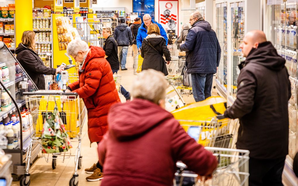 De consument wil weten wat hij koopt en eet, maar om die kennis om te zetten in gezonde boodschappen is meer nodig. beeld ANP, Jeffrey Groeneweg