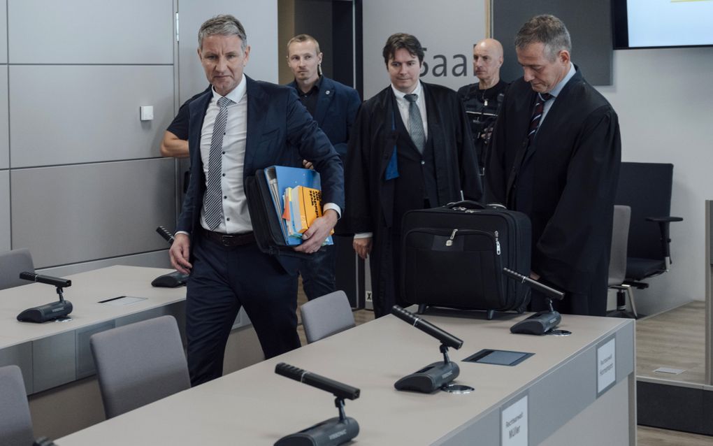 Björn Höcke, fractievoorzitter van de AfD in Thüringen, arriveert bij de rechtbank in Halle, Saksen-Anhalt. beeld EPA, Thomas Victor