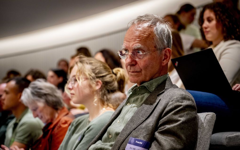 Henk Kamp op de publieke tribune in de Tweede Kamer tijdens een debat over het eindverslag van informateurs Richard van Zwol en Elbert Dijkgraaf. Onder hun begeleiding kwamen de vier partijen na bijna zes maanden een hoofdlijnenakkoord overeen. beeld ANP, Robin Utrecht